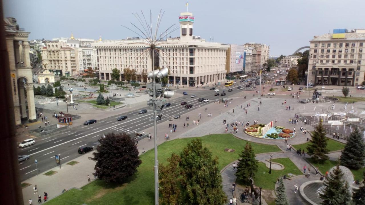 Independence Square - Khreschatyk. View On Independence Sq. Fountains Kyiv Exterior photo