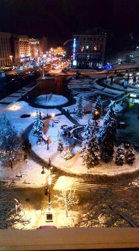 Independence Square - Khreschatyk. View On Independence Sq. Fountains Kyiv Exterior photo