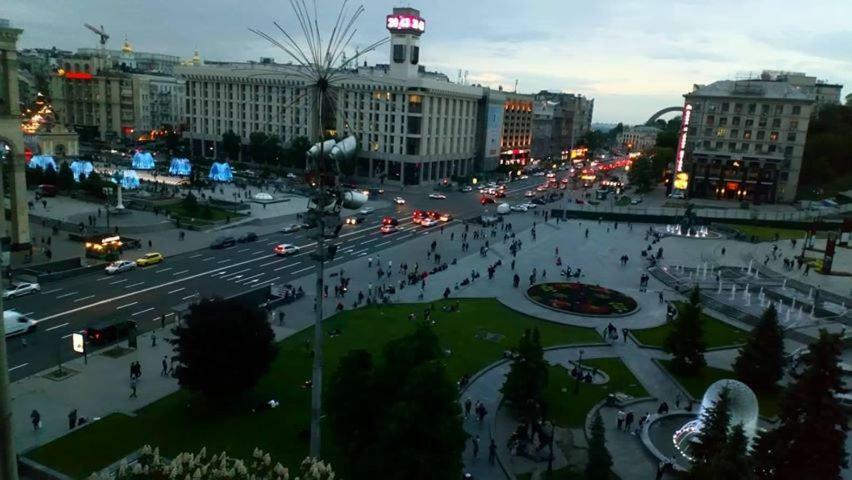 Independence Square - Khreschatyk. View On Independence Sq. Fountains Kyiv Exterior photo